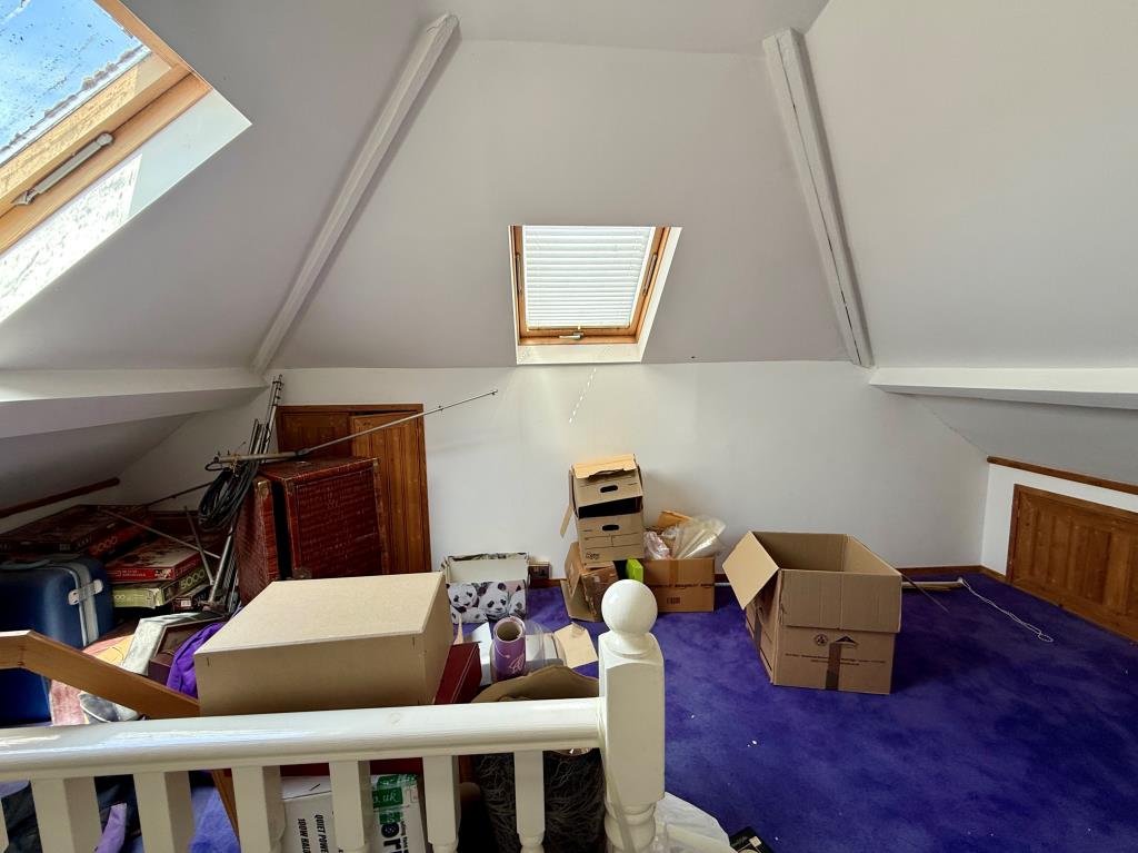 Lot: 1 - FOUR-BEDROOM HOUSE FOR IMPROVEMENT - Loft room